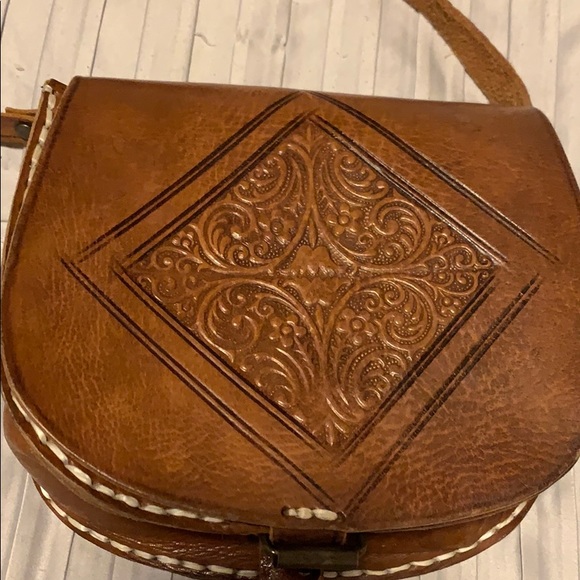 Tan handmade leather purse with beautiful details - Picture 2 of 5